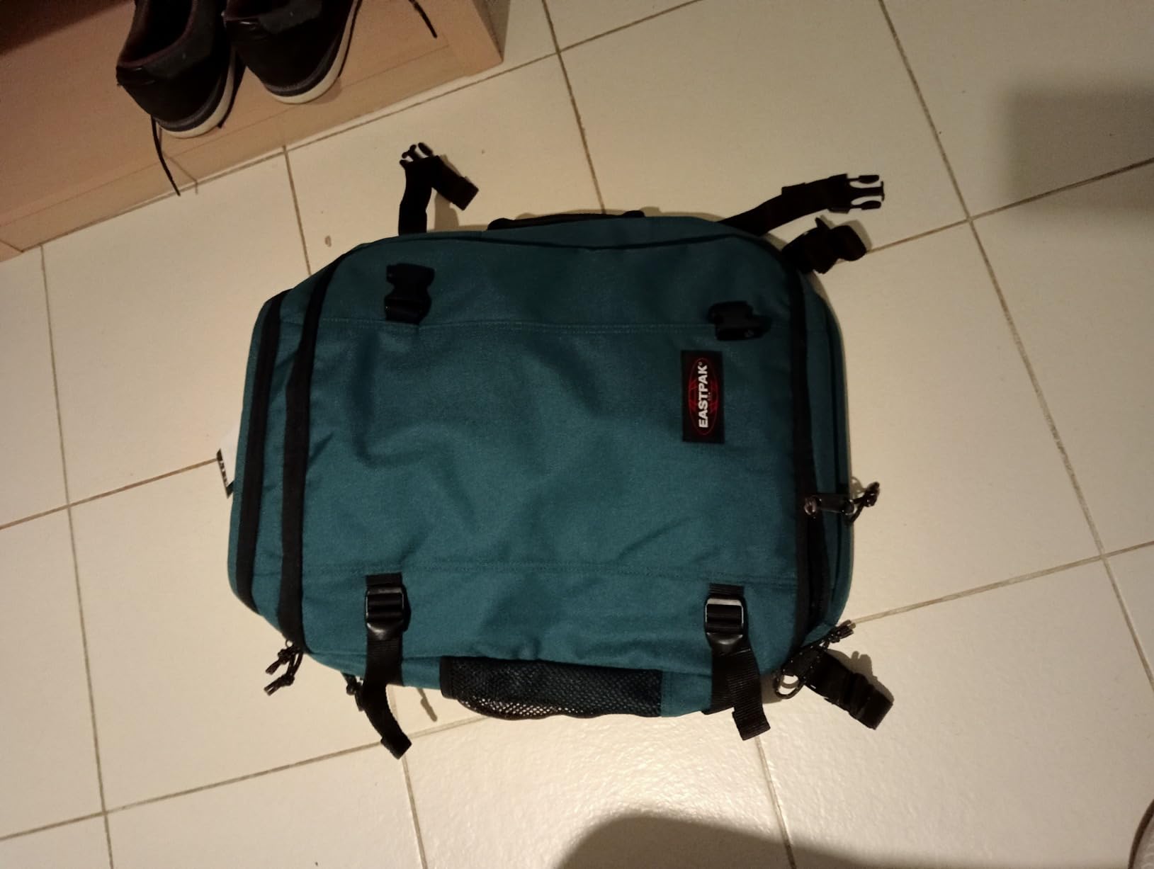 Buena bolsa, pero le falta un bolsillo exterior