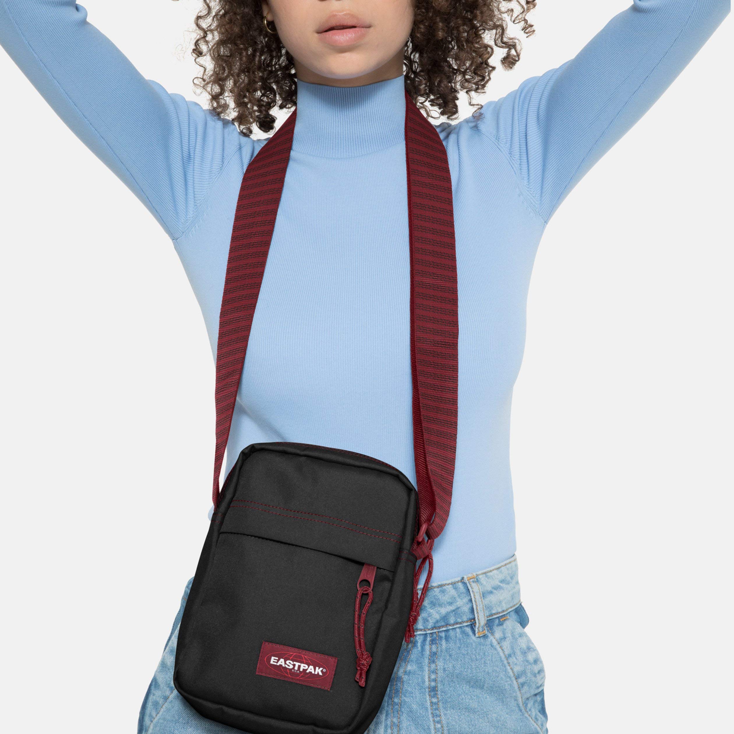 eastpak-the-one-bolso-bandolera-unisex-negro image 2