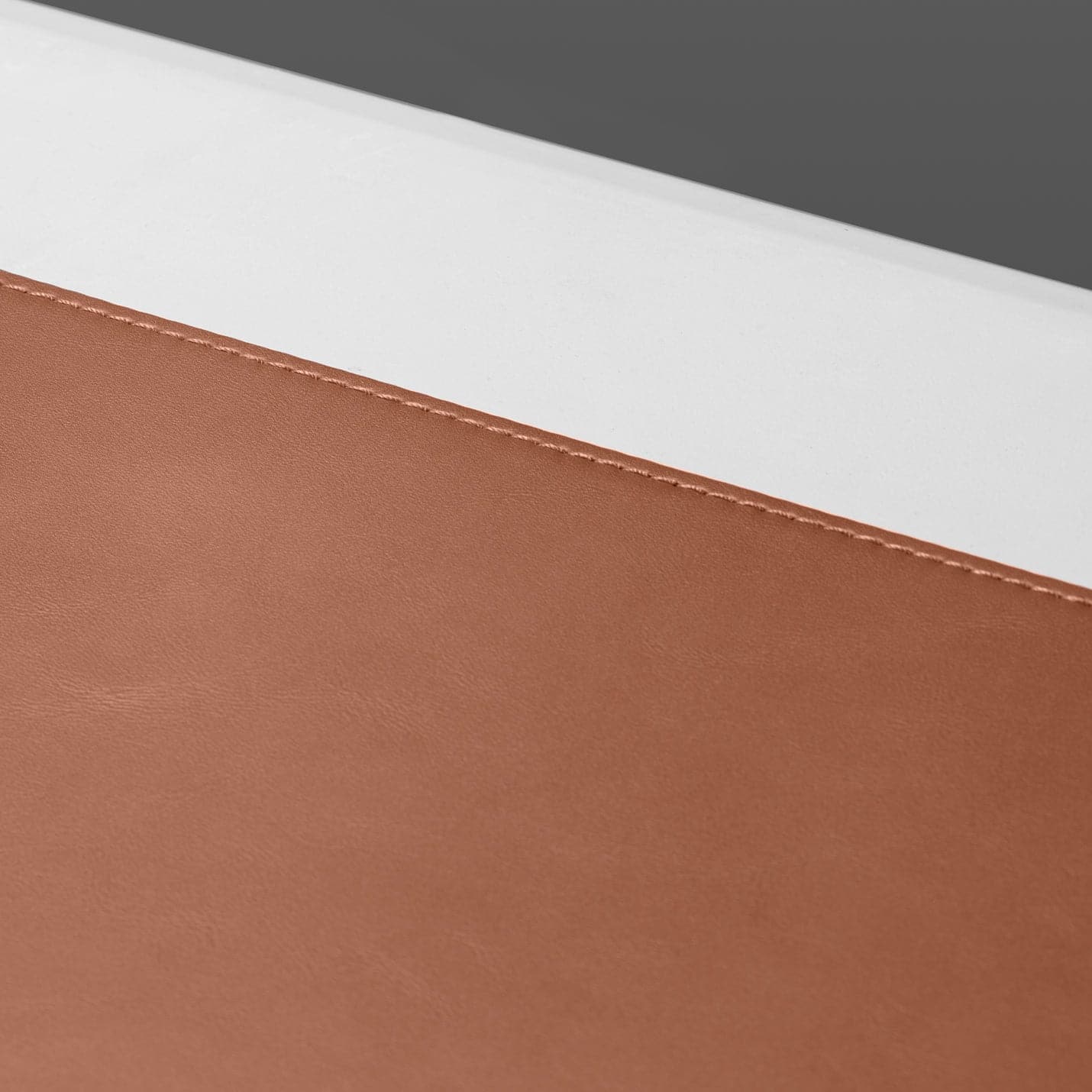 spigen-desk-pad-ld302-alfombrilla-de-escritorio-de-piel-vegana-premium image 5